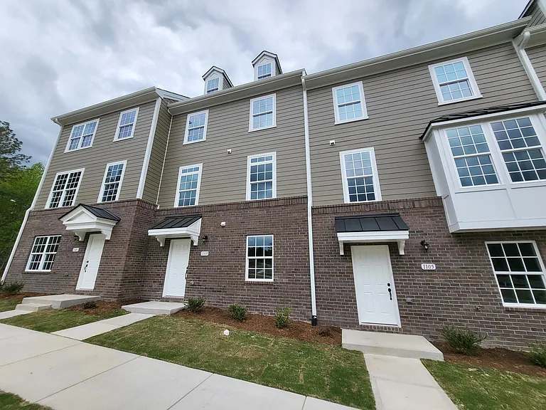 1105 Kentlands Dr — Photo 2