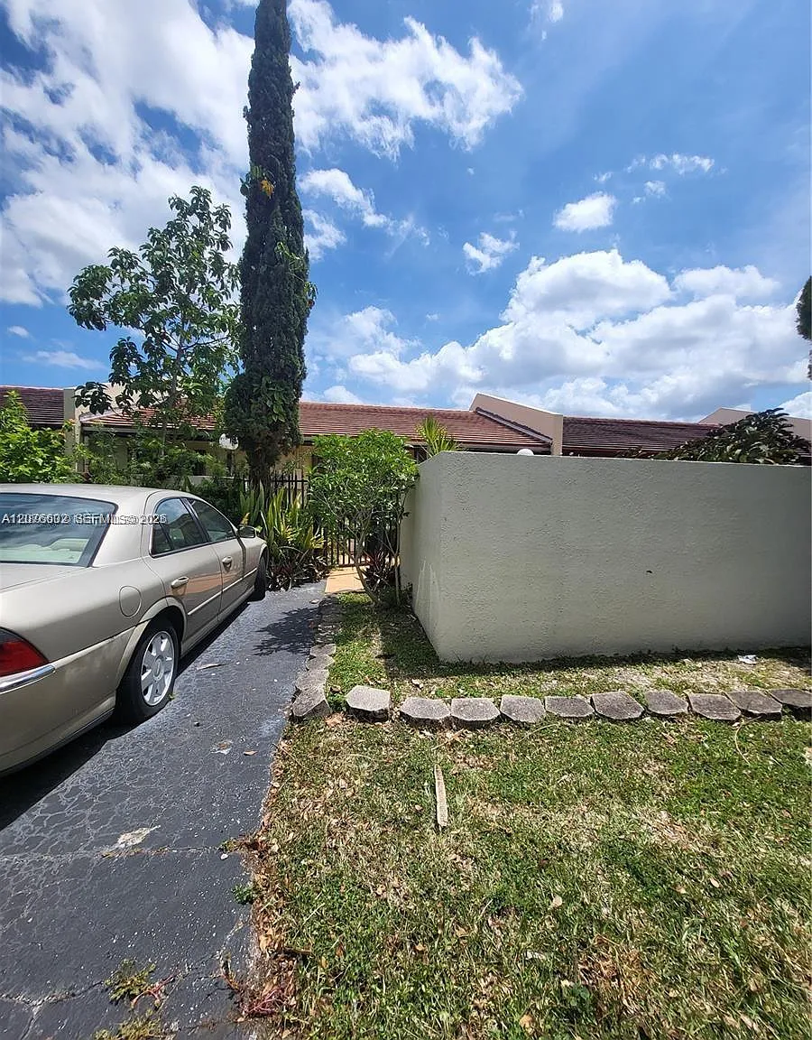 Groves Villas — Photo 1