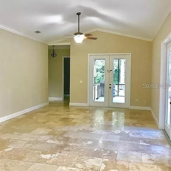 561 SE 42nd St — Photo 3