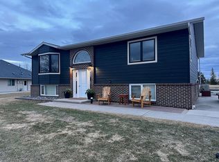 204 Oakcrest Blvd, Roseau, MN 56751