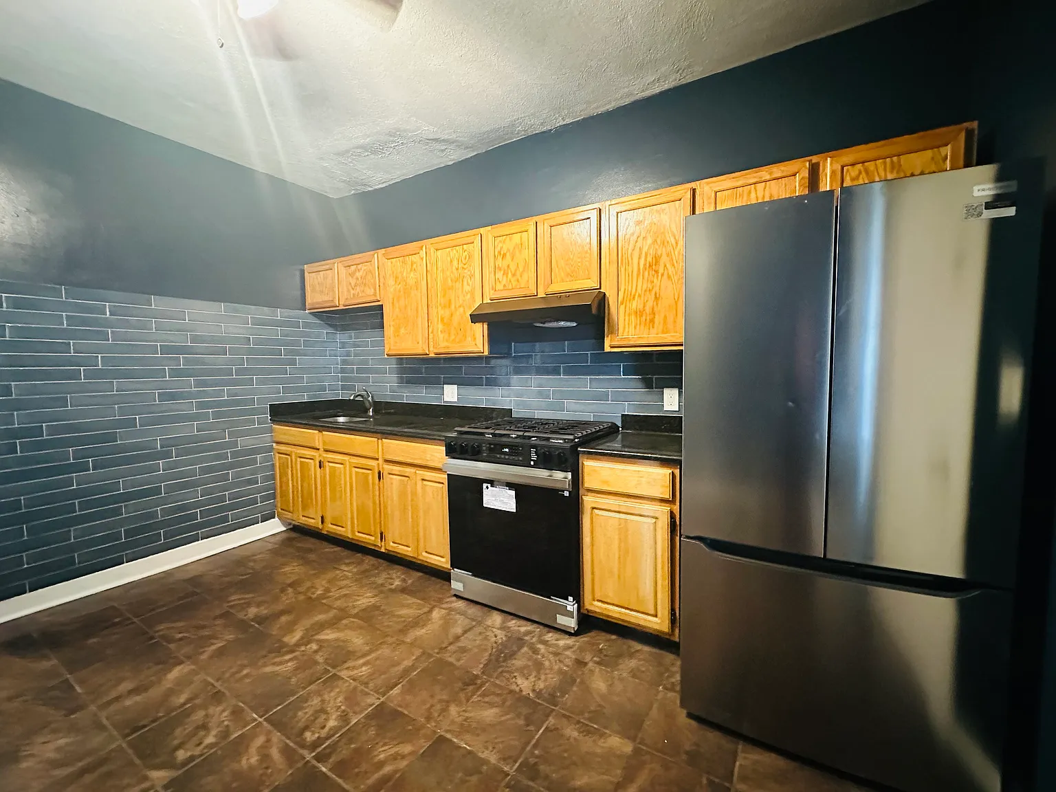 4 bed, 9999 sqft, $4,000 — Photo 2
