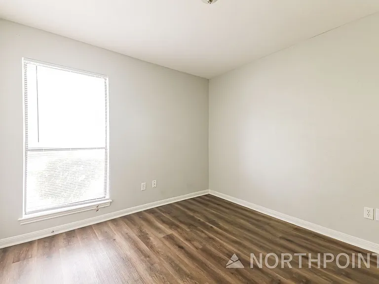 1706 Saint James Dr — Photo 13
