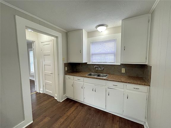 4th image of 904 E 29th St