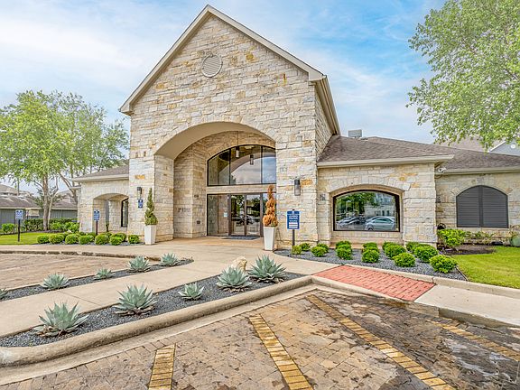 Leasing Office Exterior