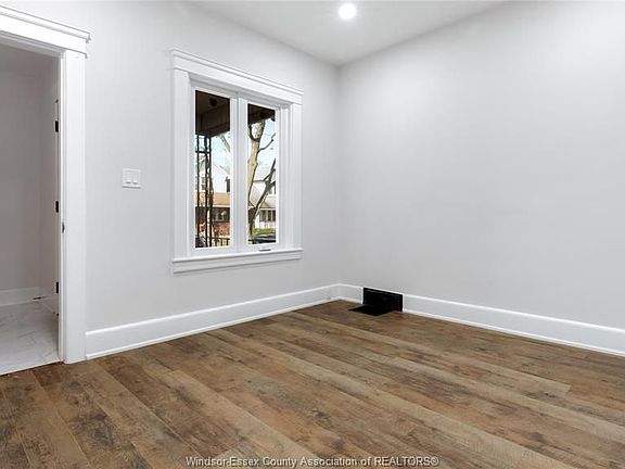 4th image of 932 Gladstone Ave