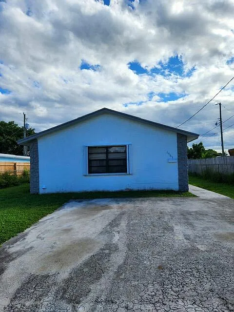 3 bed, 1.0 bath, 864 sqft, $2,300 — Photo 4