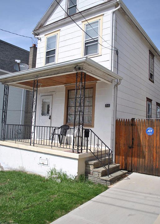 2nd image of 210 Andover St