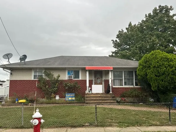 36 Railroad Ave, Bethpage, NY 11714