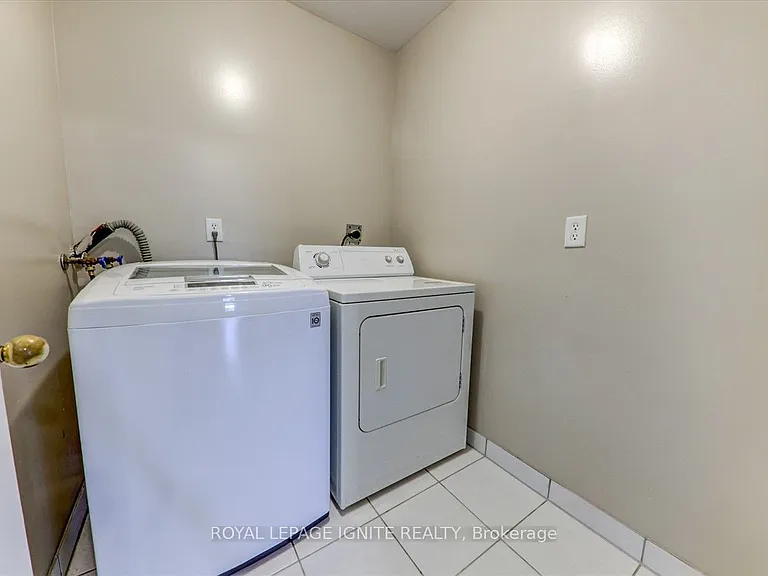 57 Armitage Cres — Photo 33