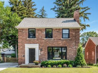 2182 Hawthorne Rd, Grosse Pointe Woods, MI 48236