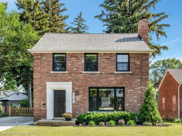 2182 Hawthorne Rd, Grosse Pointe Woods, MI 48236