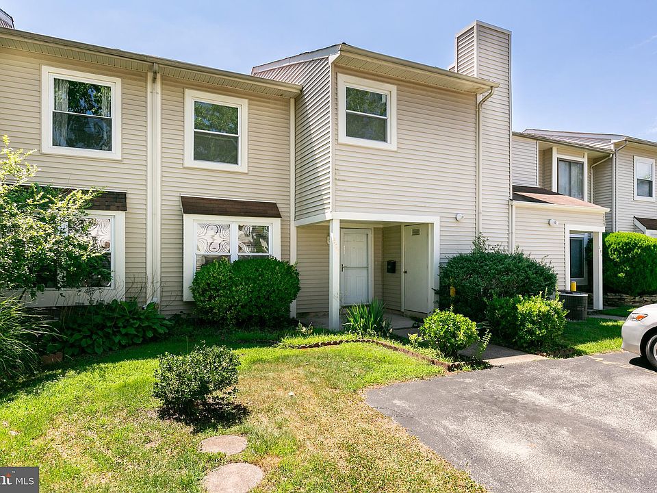 1st image of 305 Ivy Ct