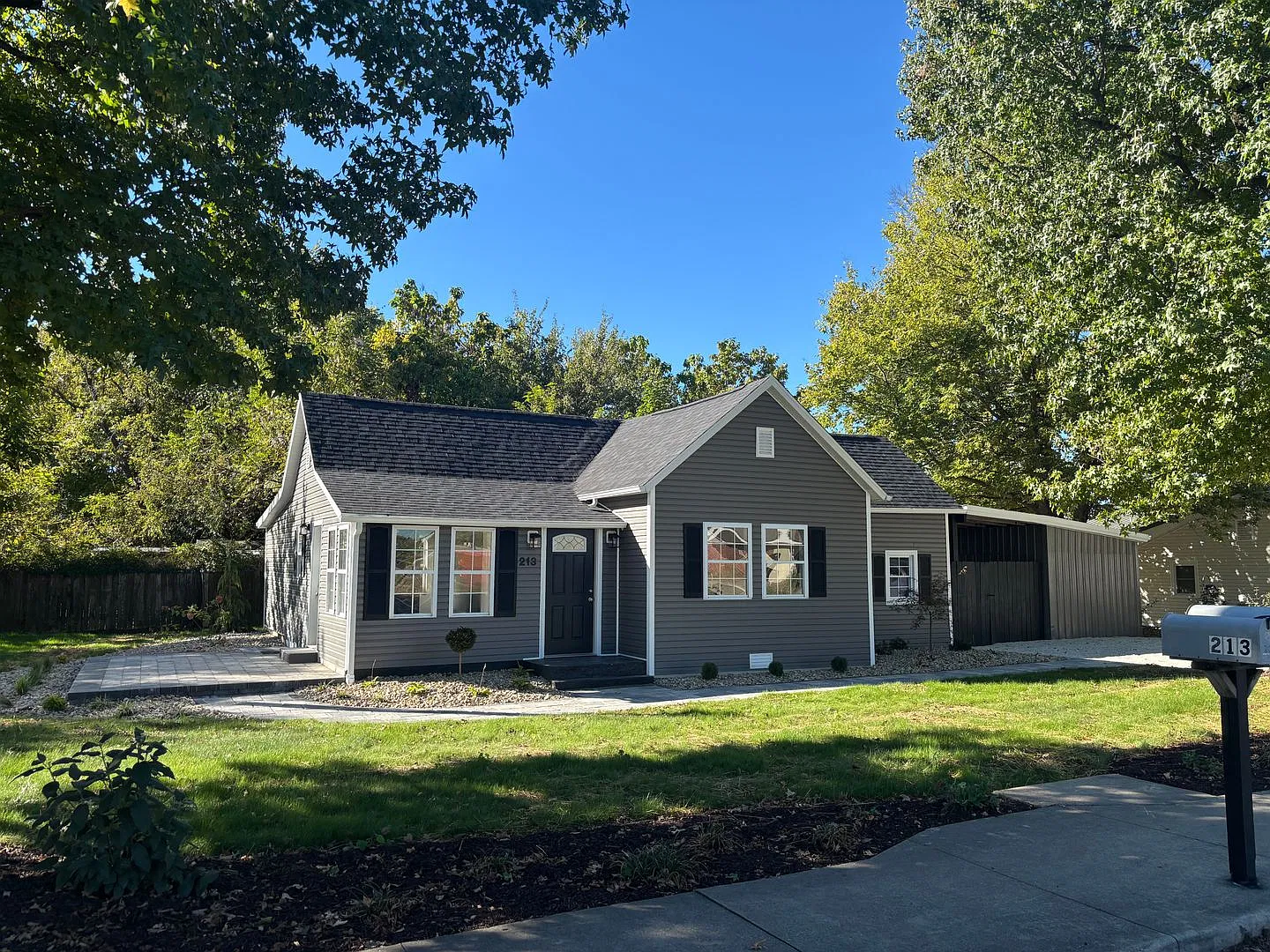 Beautiful Move in ready House! — Photo 2