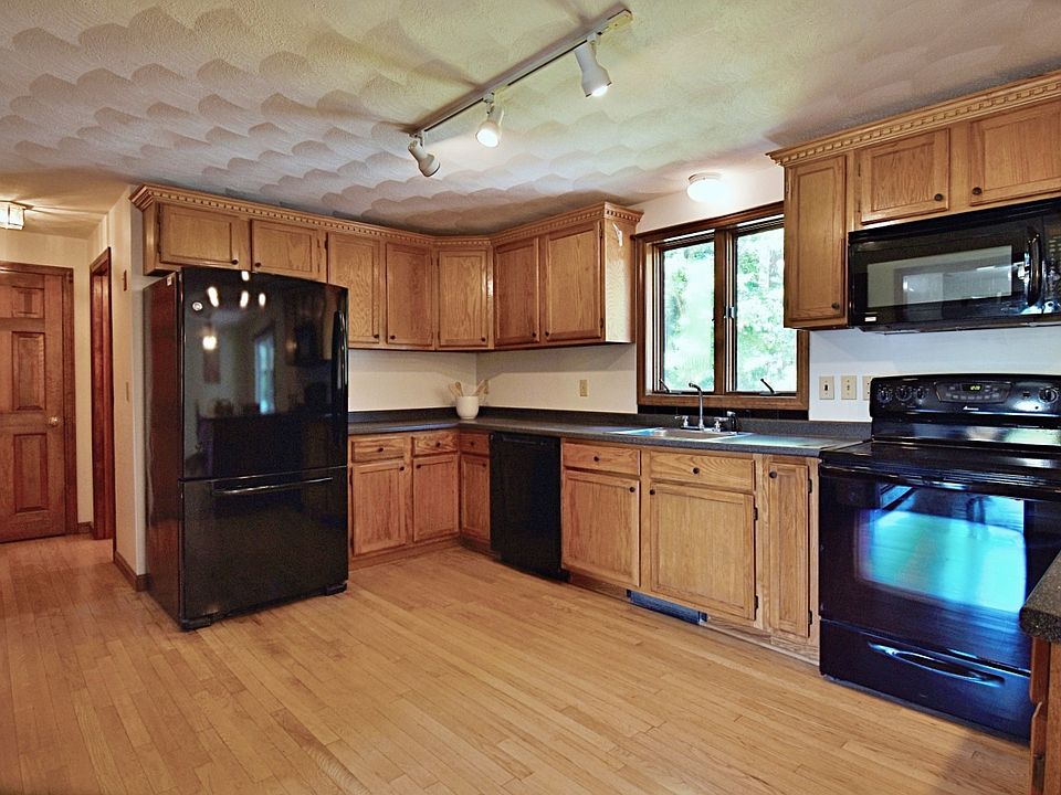2nd image of 9 Luann Ln