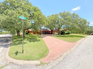 905 Bennett Dr, Bowie, TX 76230