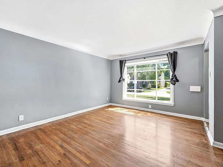 988 Glenside Ave — Photo 4