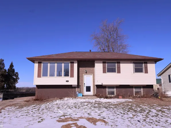 1303 Larkfield Ct, Marshalltown, IA 50158