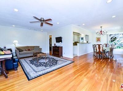 Bright and spacious living room/dining room
