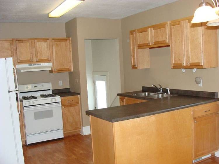 Beautiful newer maple kitchen