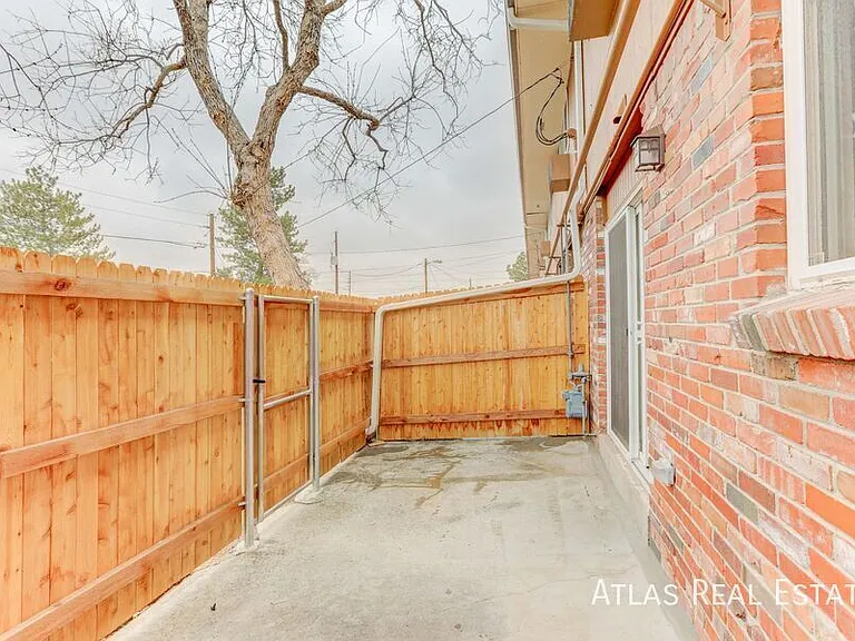 2565 Iris St — Photo 31
