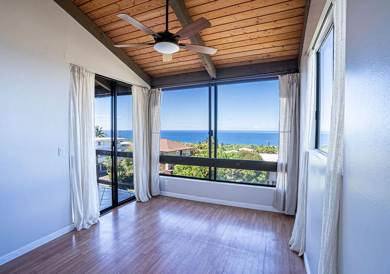 Unfurnished 3 bedroom 3 bath condo with ocean views — Photo 1