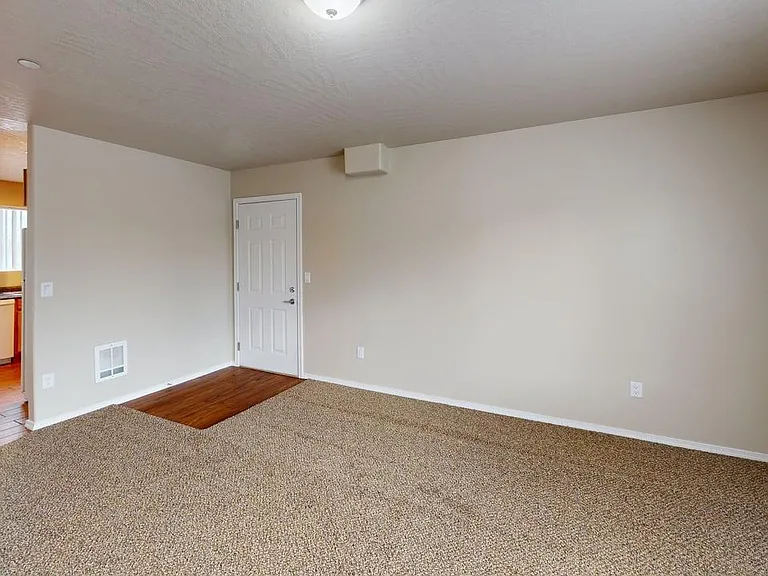 550 SE 7th St #C — Photo 8