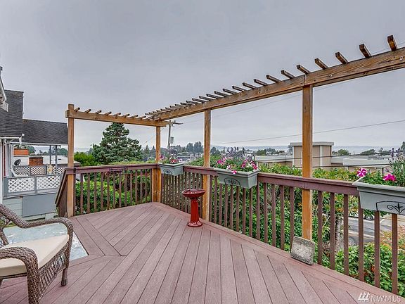Yes! More Views of lovely Puget Sound. Sit with coffee or wine and watch the ferries and cruise ships go by!