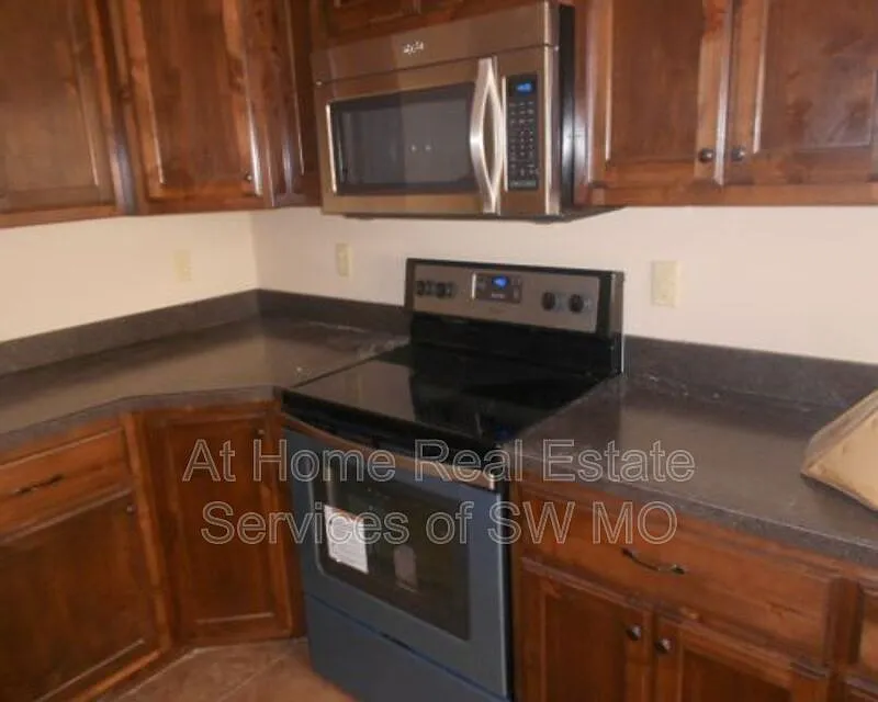 3 bed, 2.0 bath, 1467 sqft, $1,680 — Photo 3