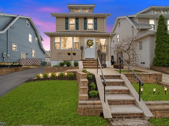 3rd image of 169 Oak Ridge Ave