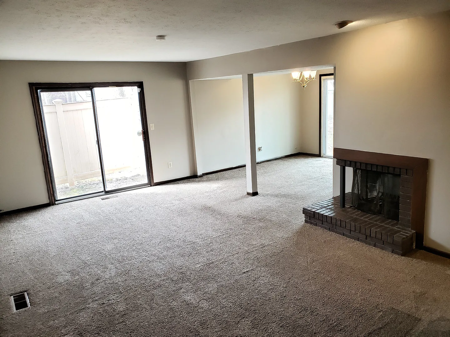 Spacious townhouse with updates and garage! — Photo 3
