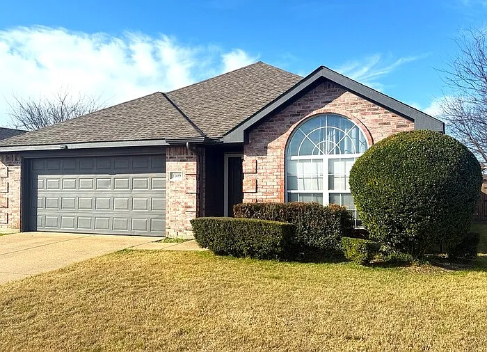 3 bed, 2.0 bath, 1763 sqft, $2,095 — Photo 2