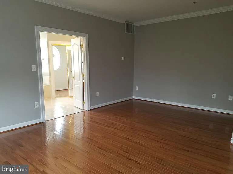 1619 Seneca Ave — Photo 24