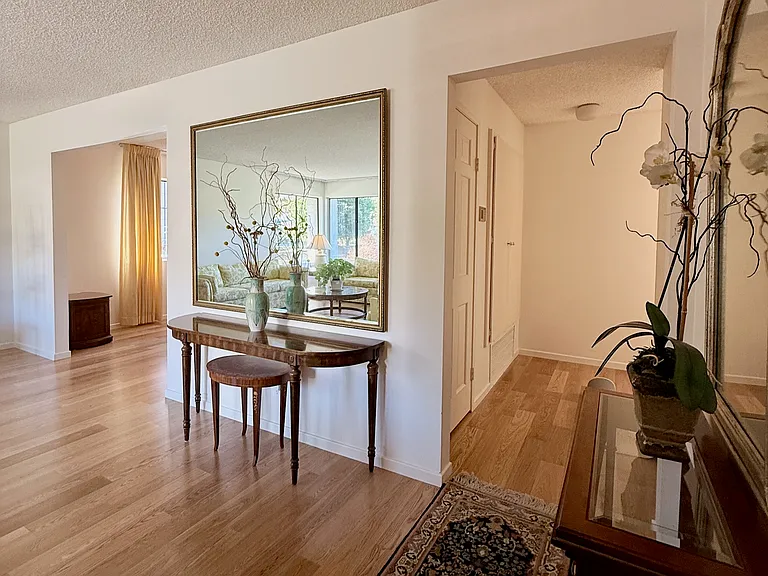 446 Stanford Dr — Photo 2