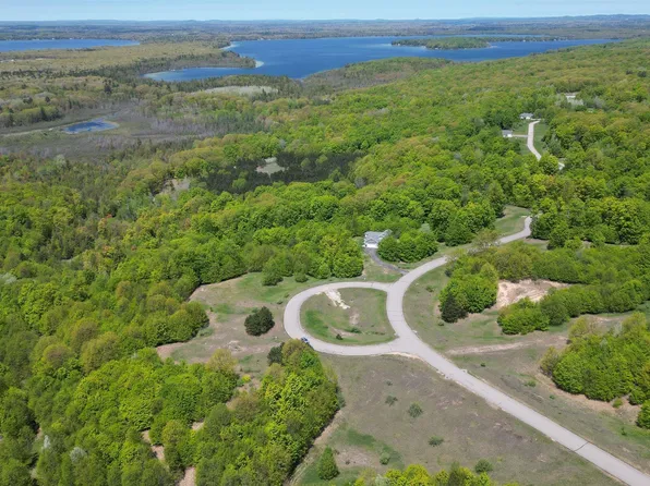 16 Horton Creek Dr, Grawn, MI 49637