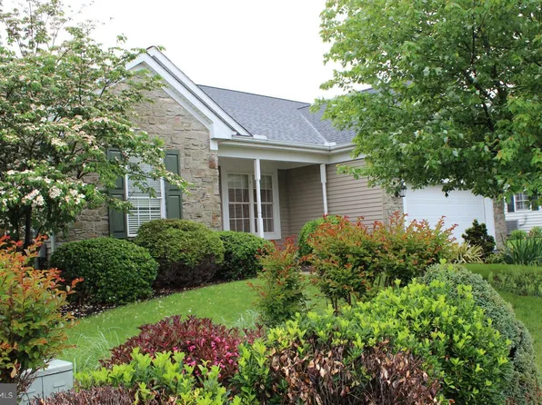 15 Reagan Dr, Ephrata, PA 17522