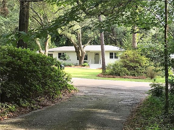 4th image of 3858 Hillcrest Ln