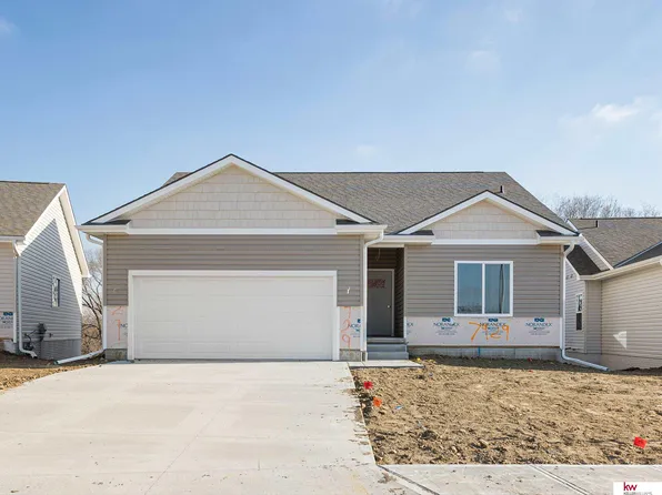 7906 N 93rd St, Omaha, NE 68122