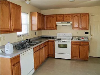 4 bed, 2.5 bath, 1945 sqft, $2,600 — Photo 4