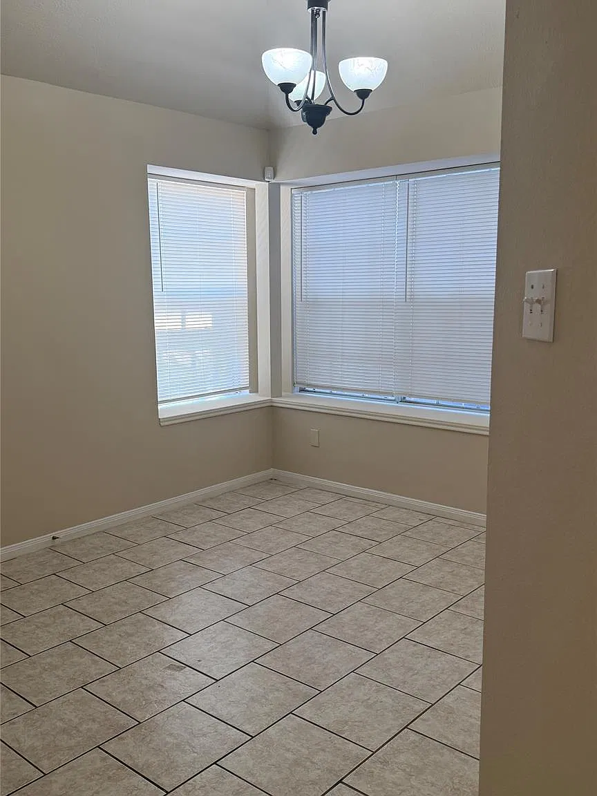 3 bed, 2.0 bath, 1412 sqft, $1,800 — Photo 3