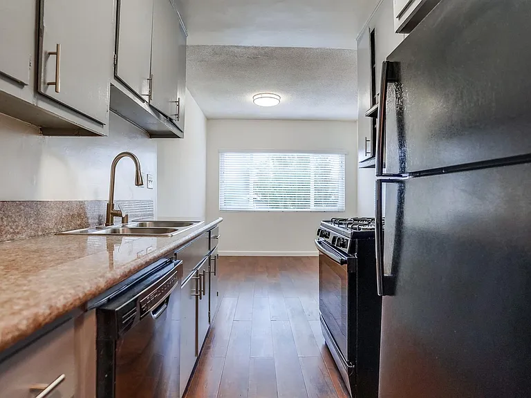 537 W Hyde Park Blvd — Photo 7