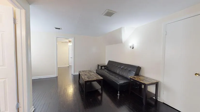 1 bed, 825 sqft, $1,400 — Photo 2
