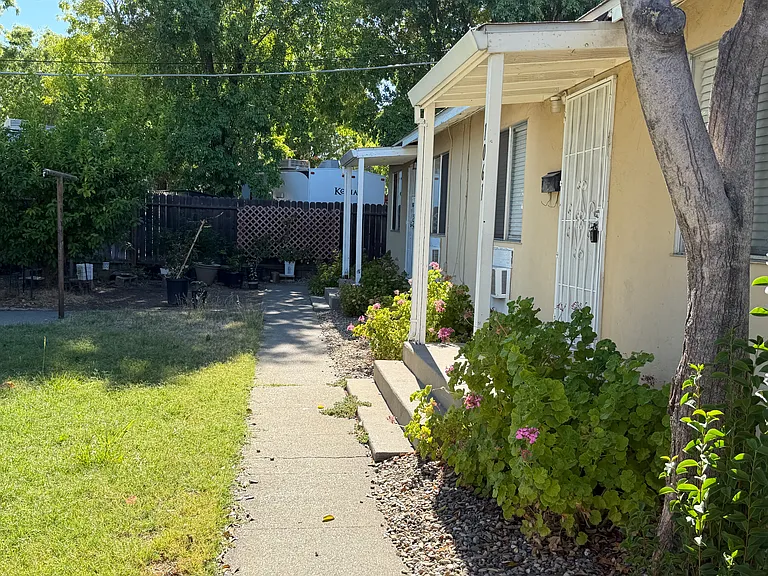 1061 E Monte Vista Ave — Photo 3