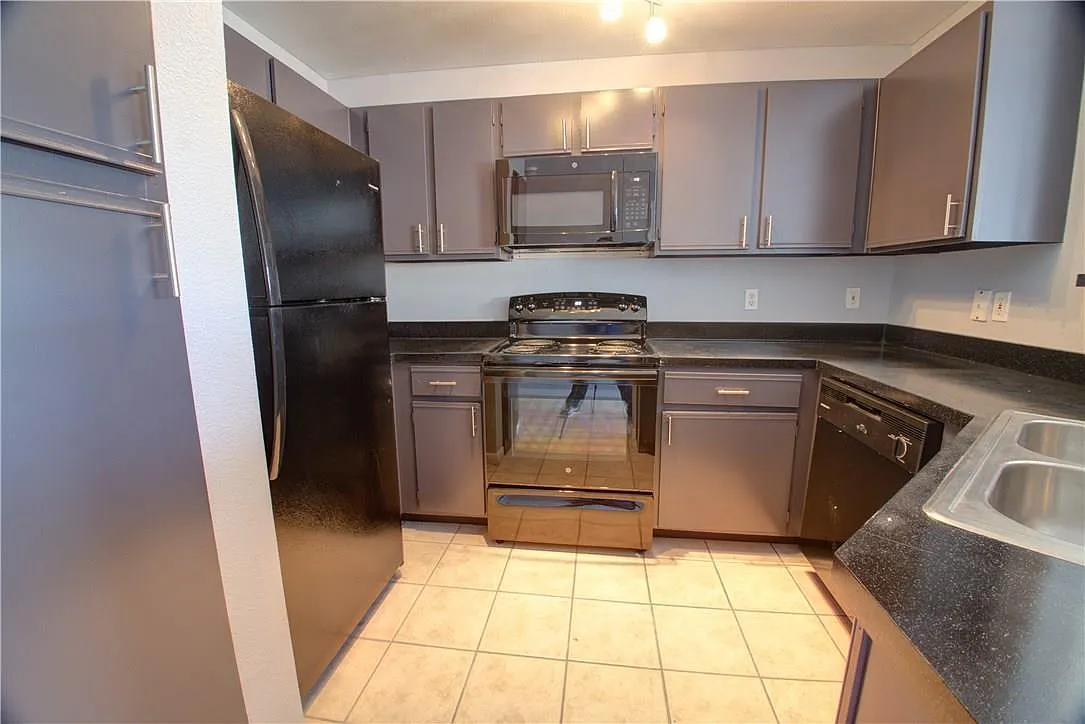3 bed, 2.0 bath, 1192 sqft, $1,695 — Photo 2