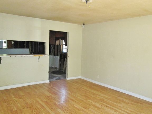 4th image of 633 SW 47th St
