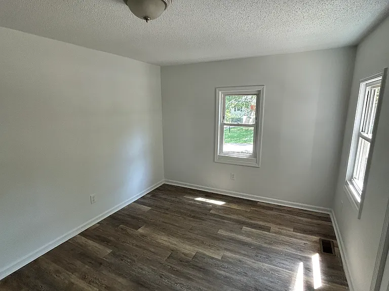 400 Longfellow St — Photo 3