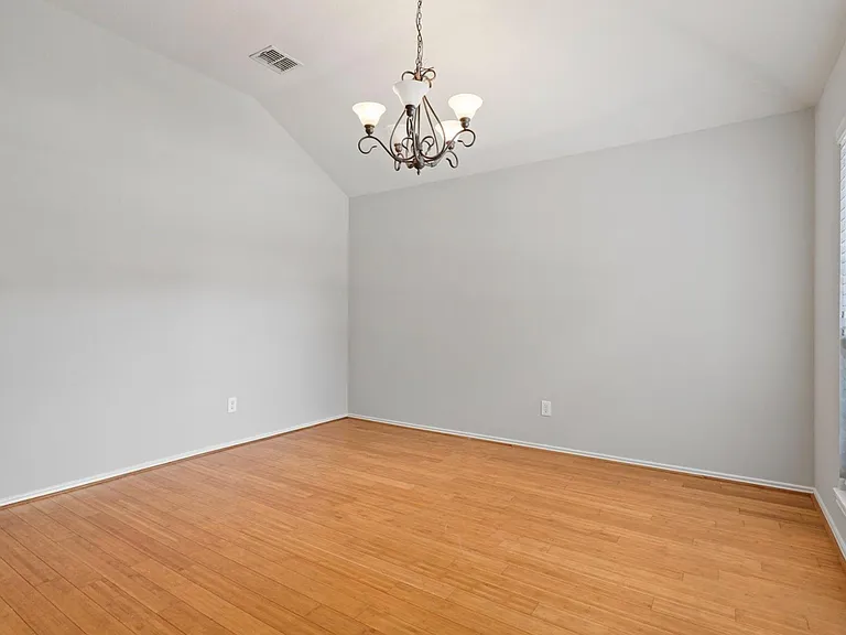 1534 Sleepy Hollow Dr — Photo 7