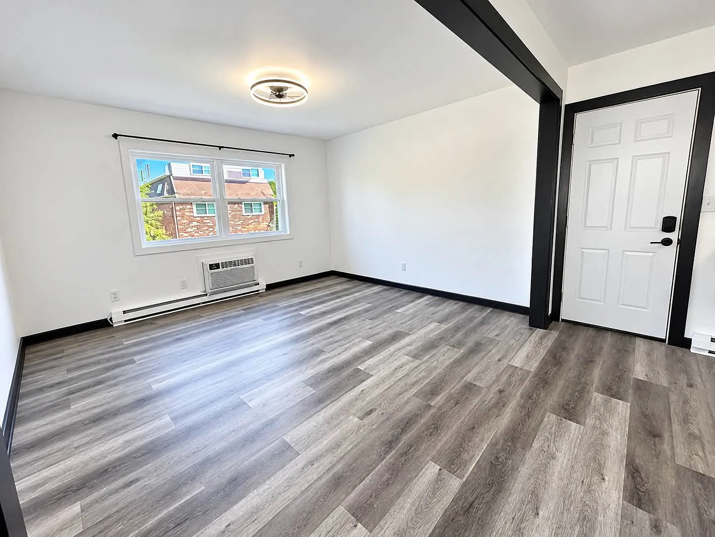 2 bed, 925 sqft, $1,600 — Photo 2