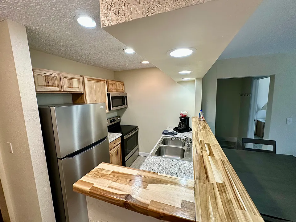 90 E Main St #241