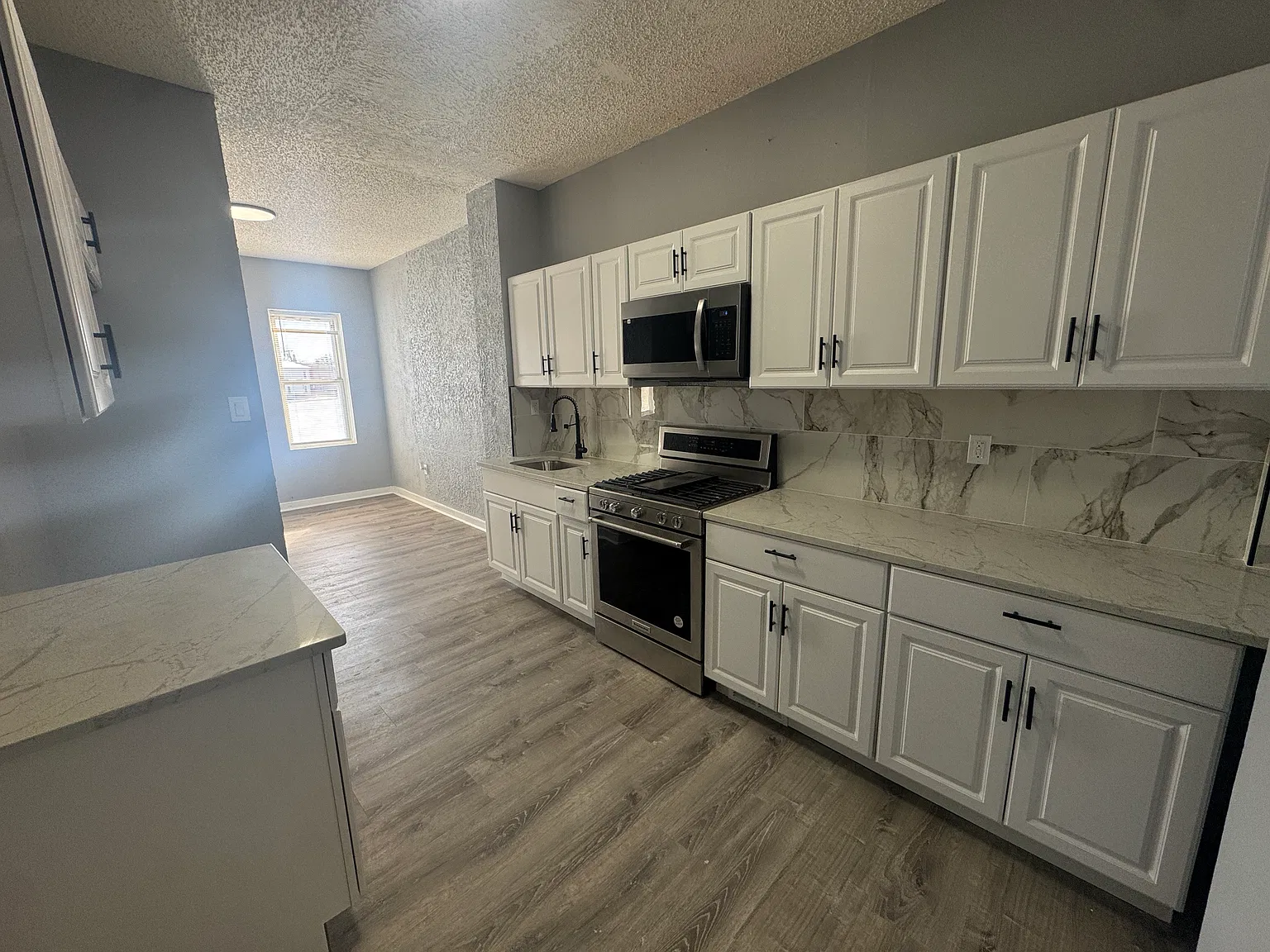 4 bed, 1.5 bath, 1566 sqft, $1,900 — Photo 2