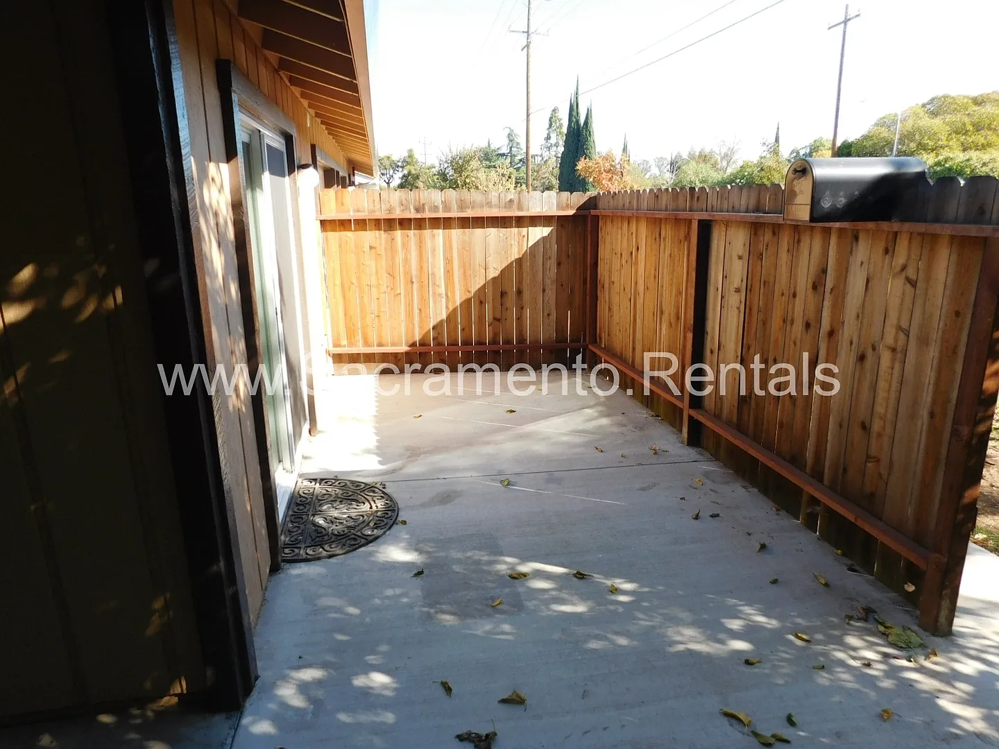 Spacious 3bd/2ba North Highlands Duplex with Garage — Photo 2